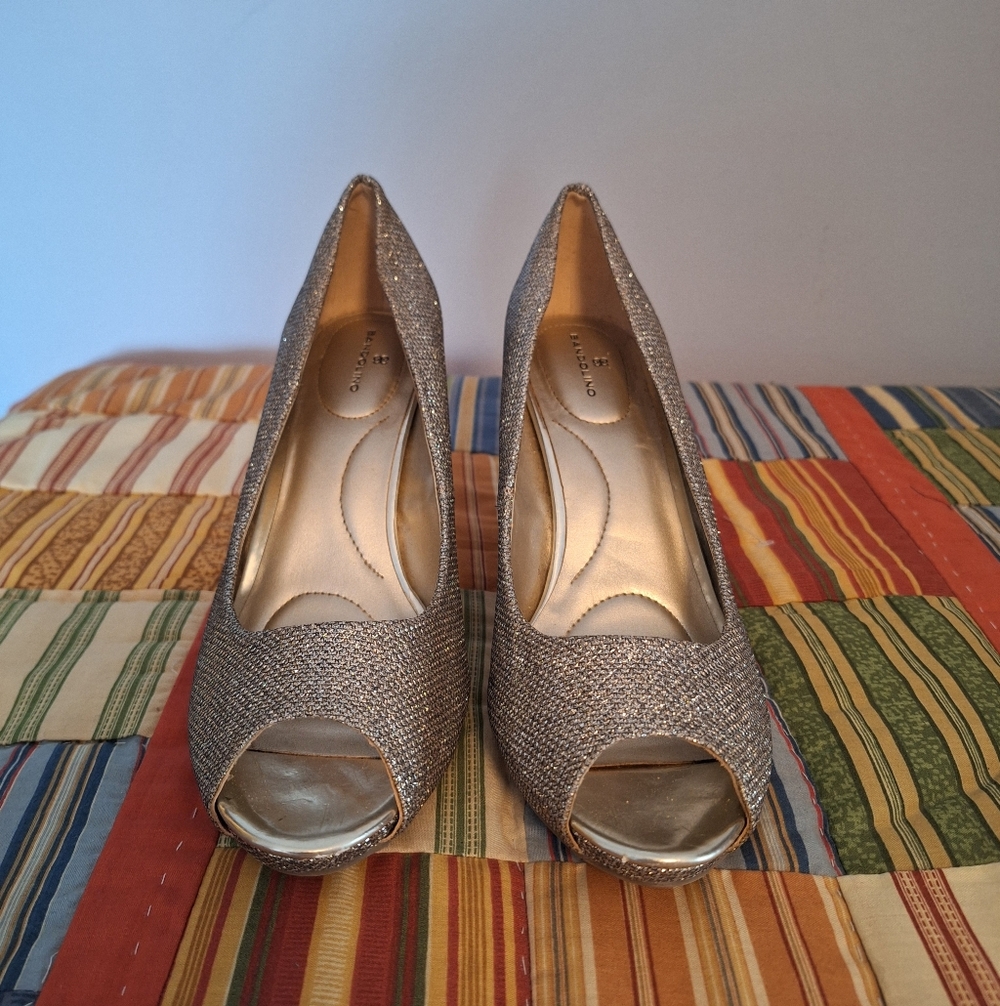 Bandolino Women's Elegant Gold Irridescent Peep-Toe 3 Inch Heels Size 9